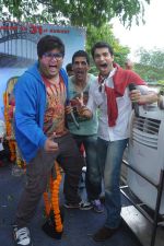 Prateek Chakravorty, Sharad Malhotra,Karan Sagoo at Sydney With Love film bus tour promotions in Mumbai on 31st Aug 2012 (37).JPG
